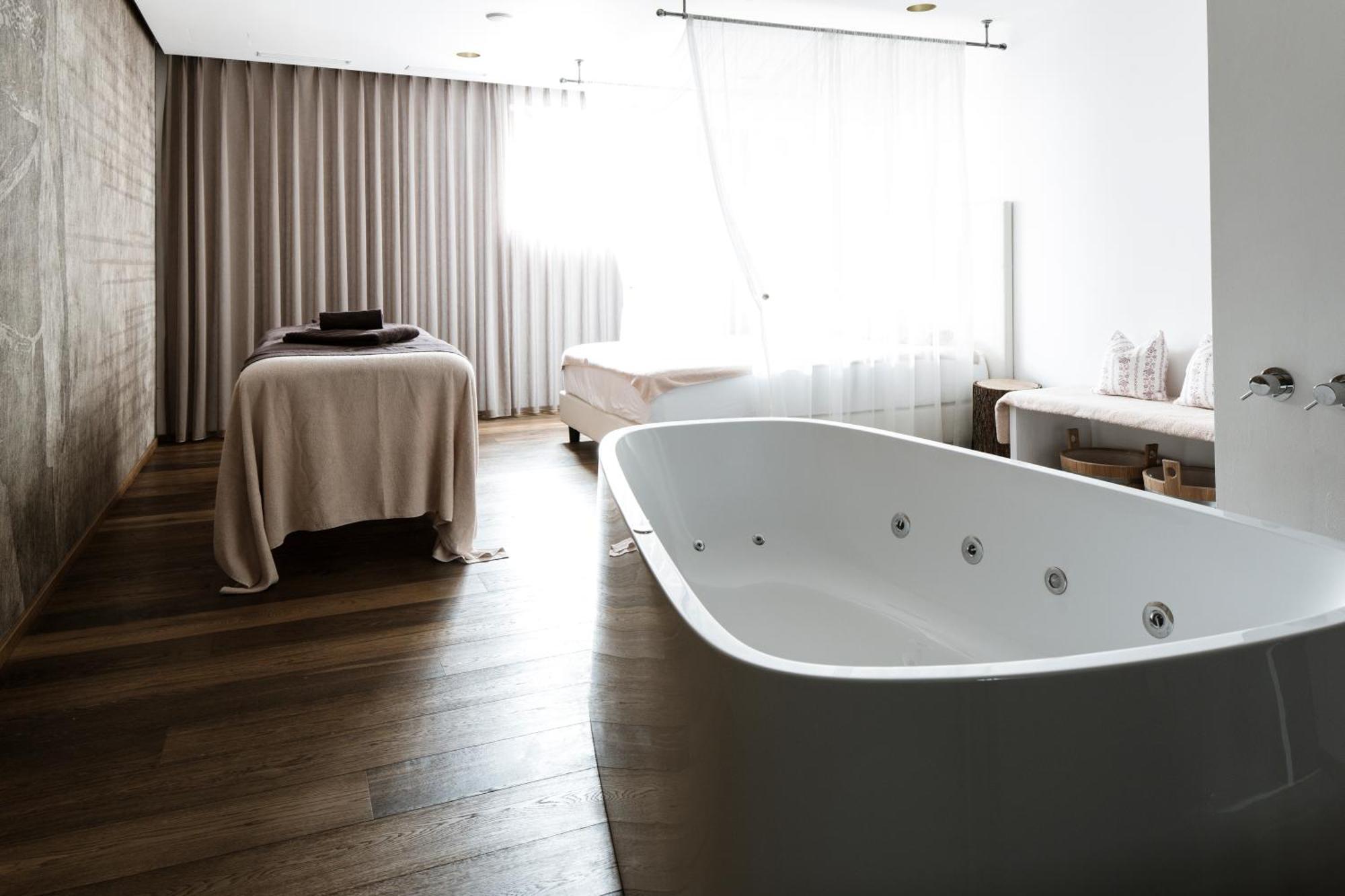 Hotel Weisses Kreuz บัวร์กูสิโอ ภายนอก รูปภาพ
